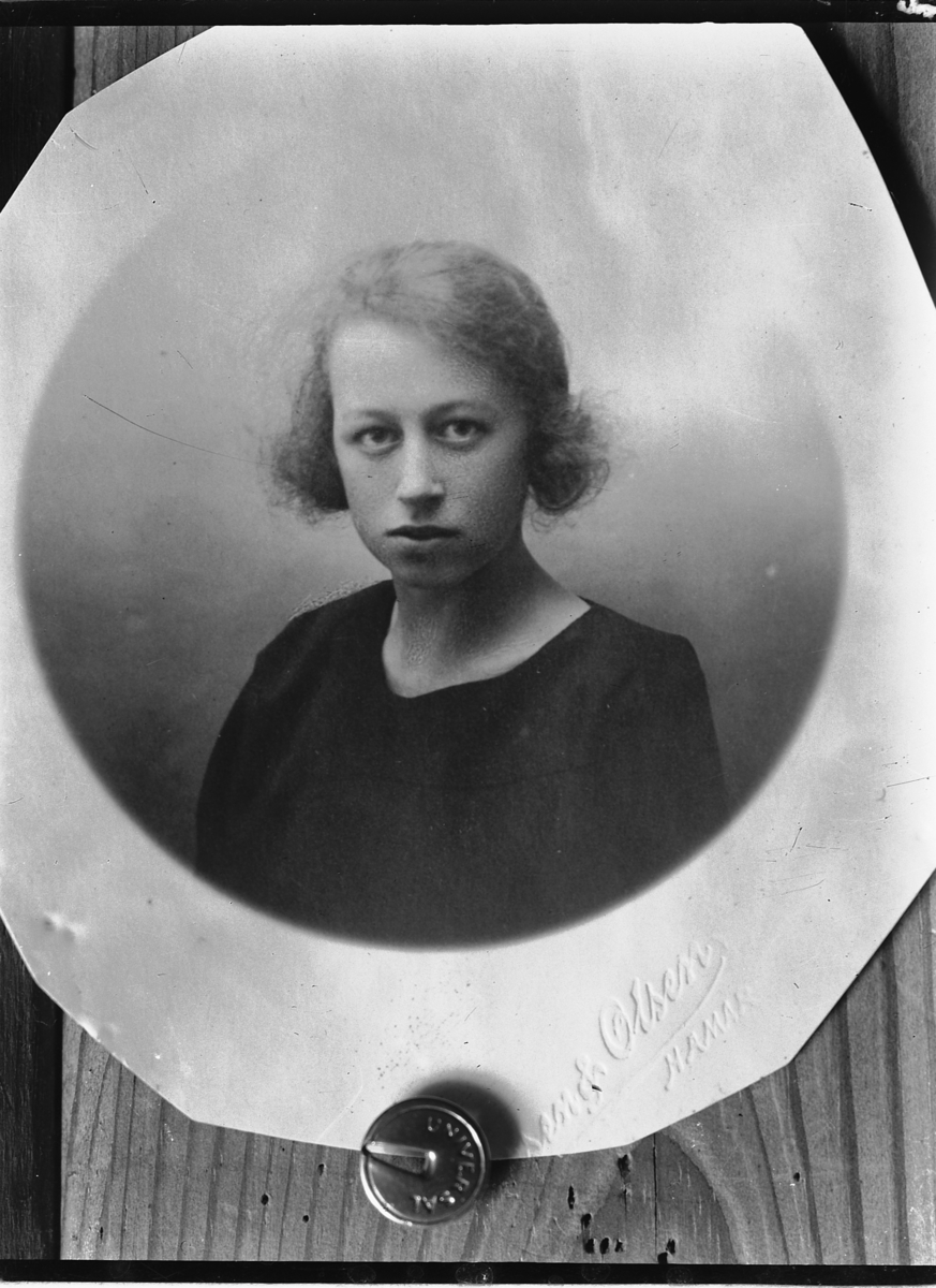 Oscar Løberg, PORTRETT UKJENT KVINNE.
