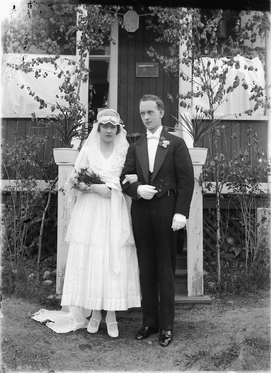 Oscar Løberg, KJØPMANN ERLING SANNERUD OG HANS BRUD, HUN DØDE UNG OG HAN GIFTA SEG PÅ NYTT.