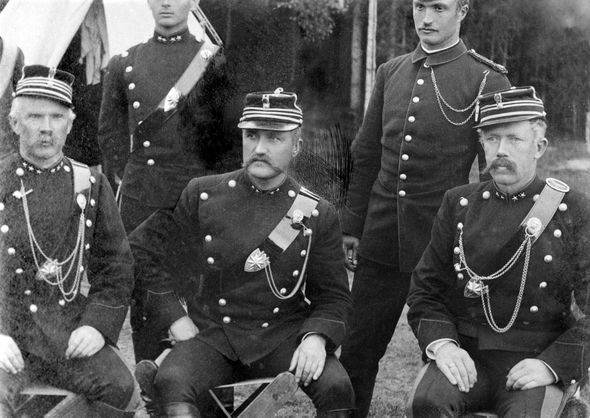 Oscar Løberg, FEM MENN I UNIFORM, MILITÆRE, UKJENT.