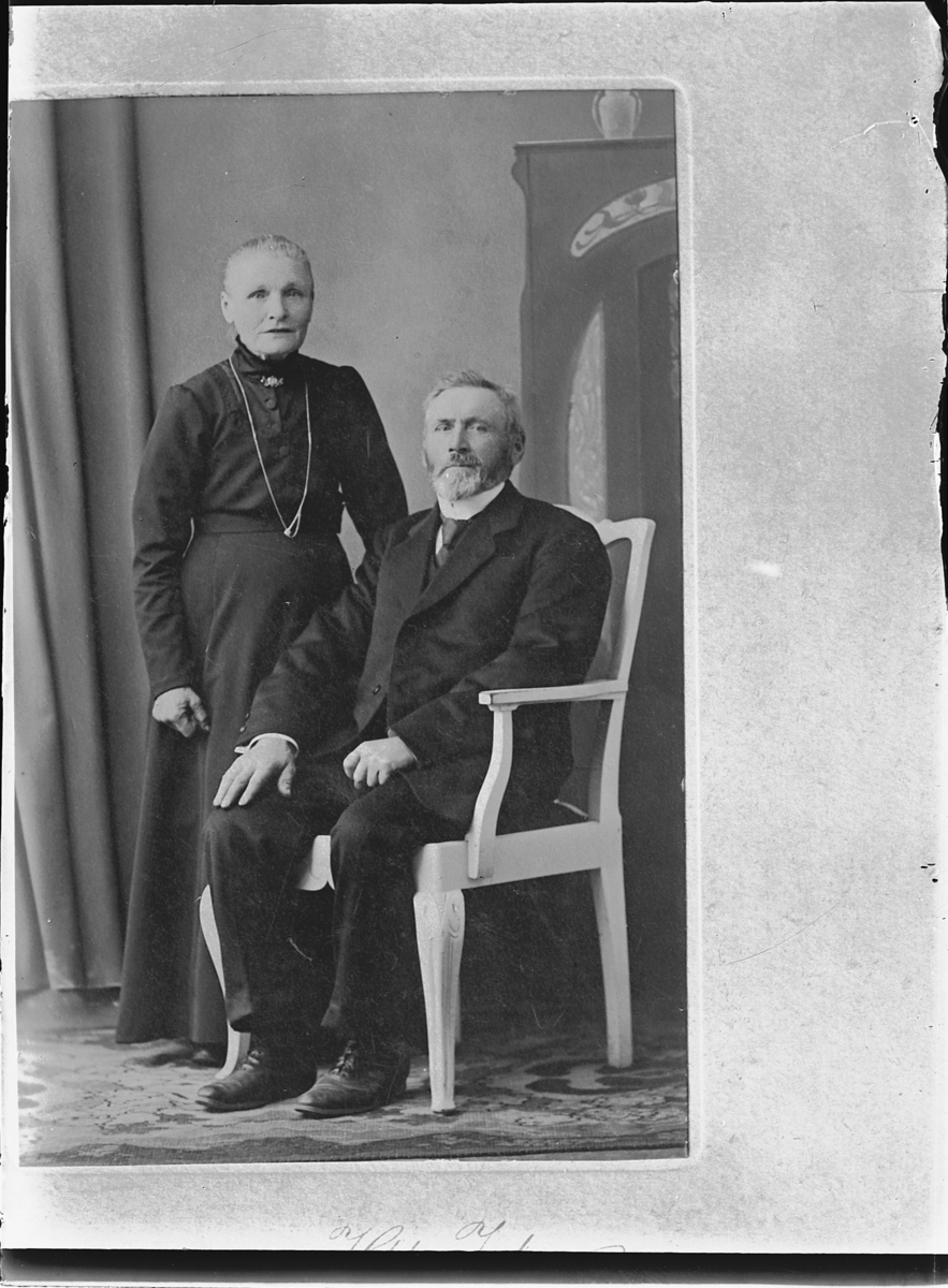 Johs. (Johannes) Johannessen, Repro. Gruppeportrett, mann og kvinne. Eldre ektepar, ukjente.
