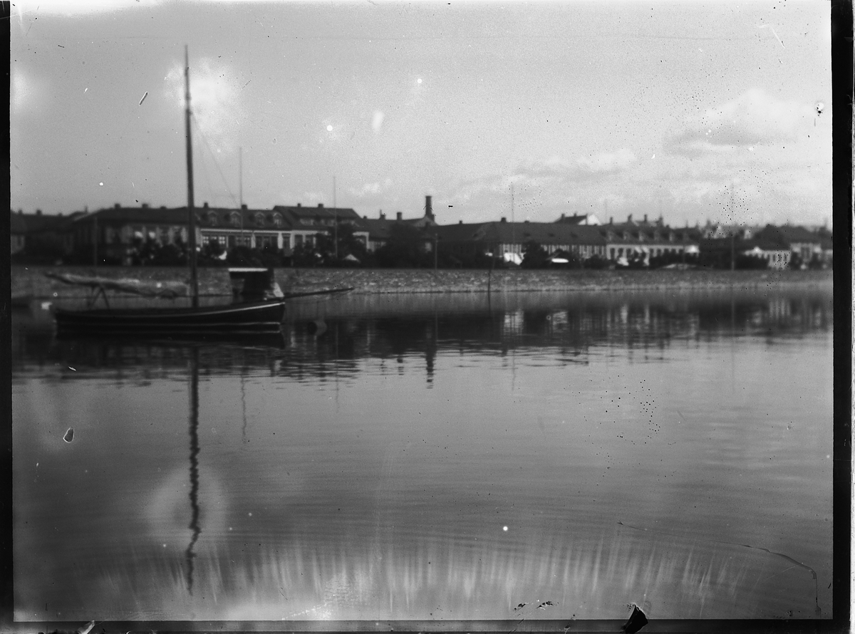 Johs. (Johannes) Johannessen, En båt, jakt, "Haapet" på Mjøsa ved Hamar.