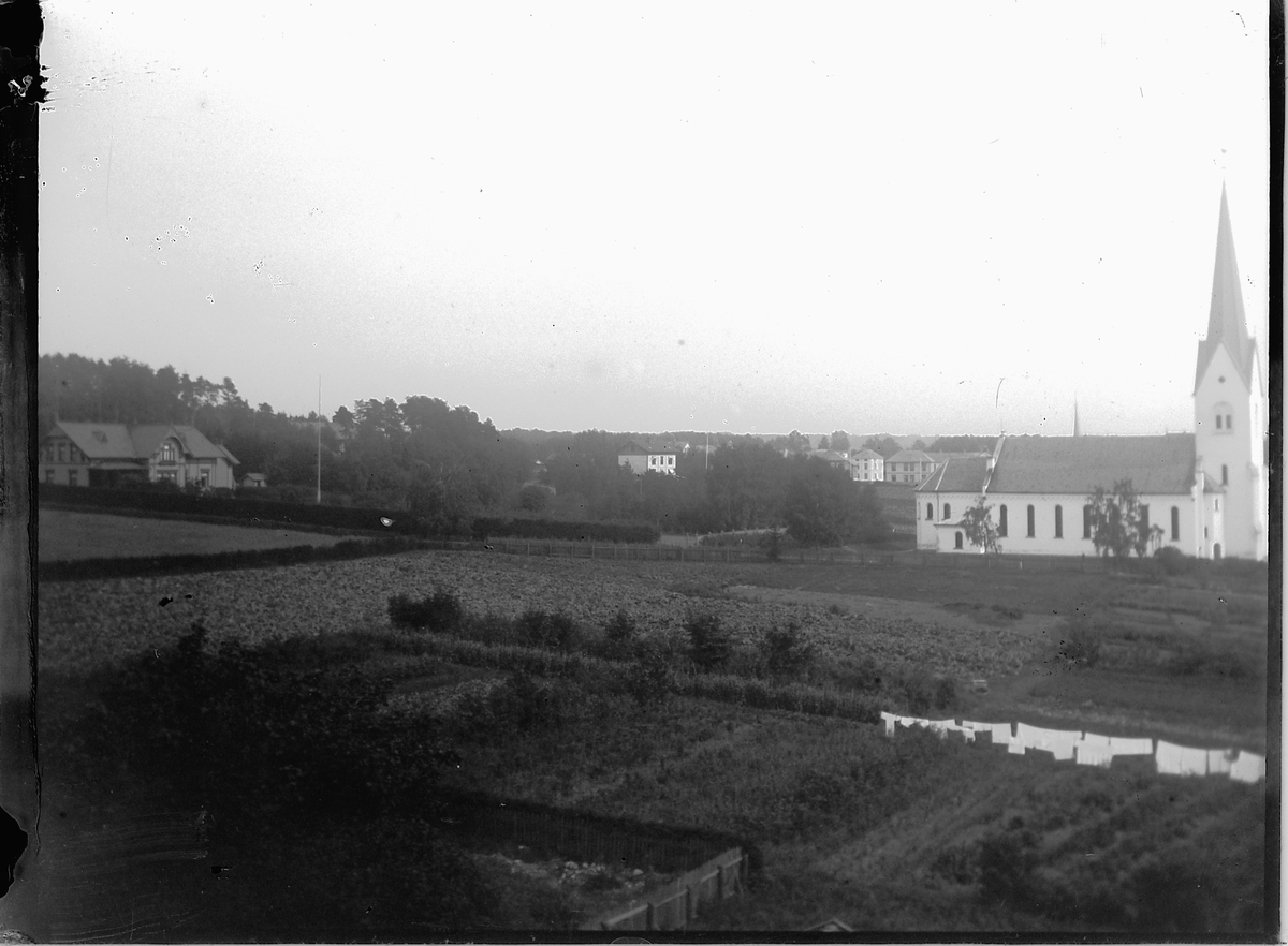 Johs. (Johannes) Johannessen, Hamar domkirke til høyre.