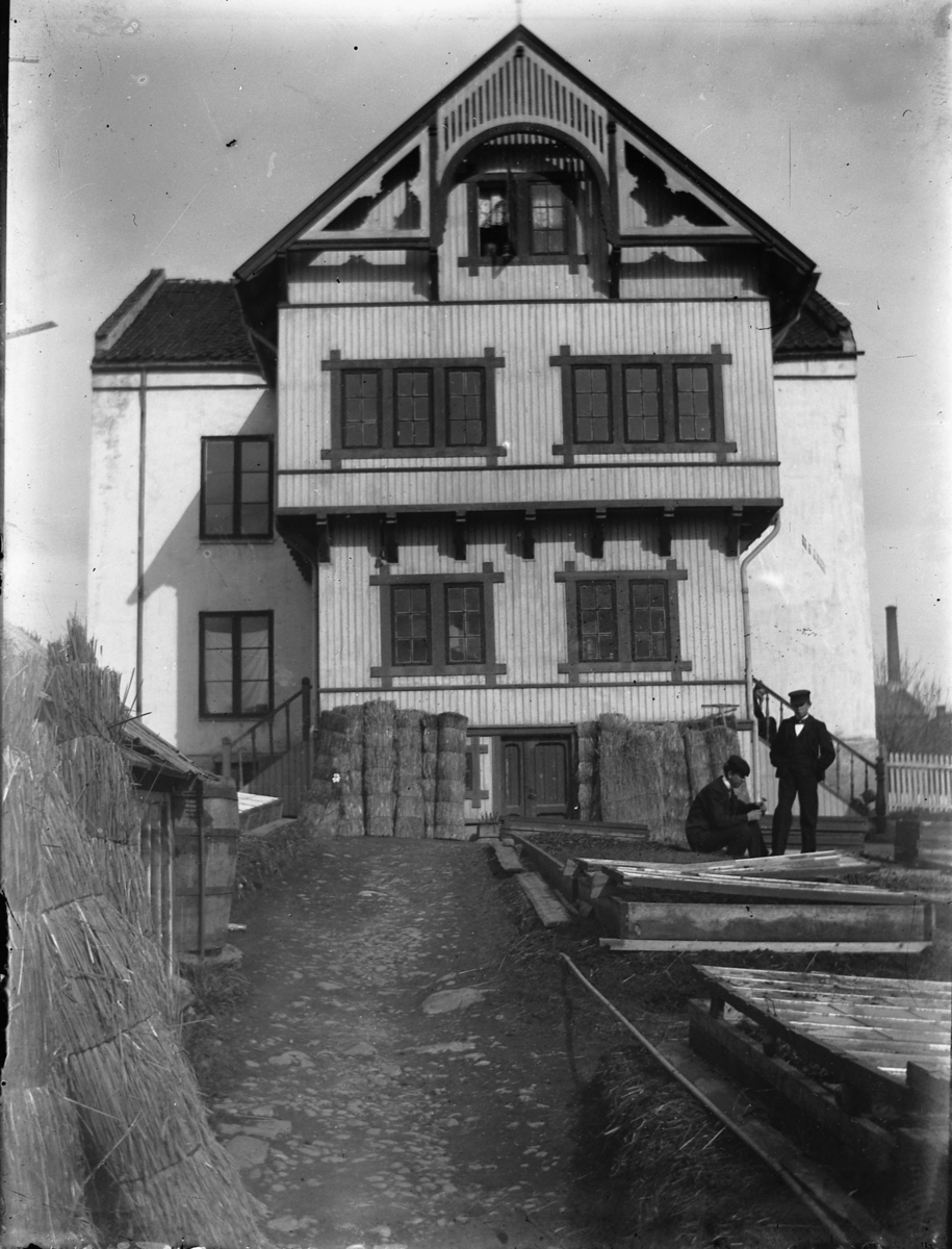 Johs. (Johannes) Johannessen, Gartner Olsons hus sett fra vest. I dag holder Hamar Kunstforening til her (Kirkegata 12).