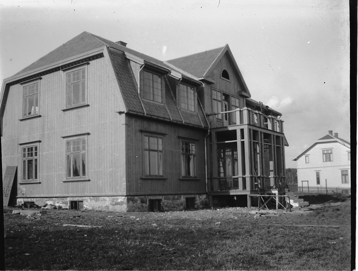 Johs. (Johannes) Johannessen, Bankkasserer Nils Arstads villa på Storhamar. Oppført etter tegning av ingeniør A. Halvorsen i 1910.