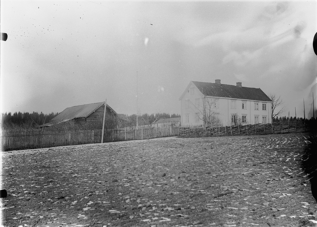 Mina Skraastad, Ukjent sted, gård.