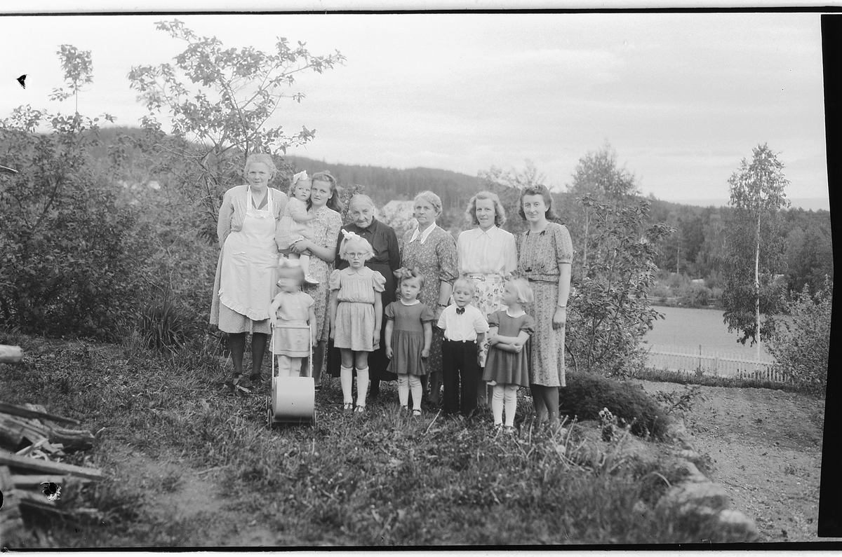 Håkon Prestkværn, FAMILIEGRUPPE, VED JØRGEN BAKÅS.