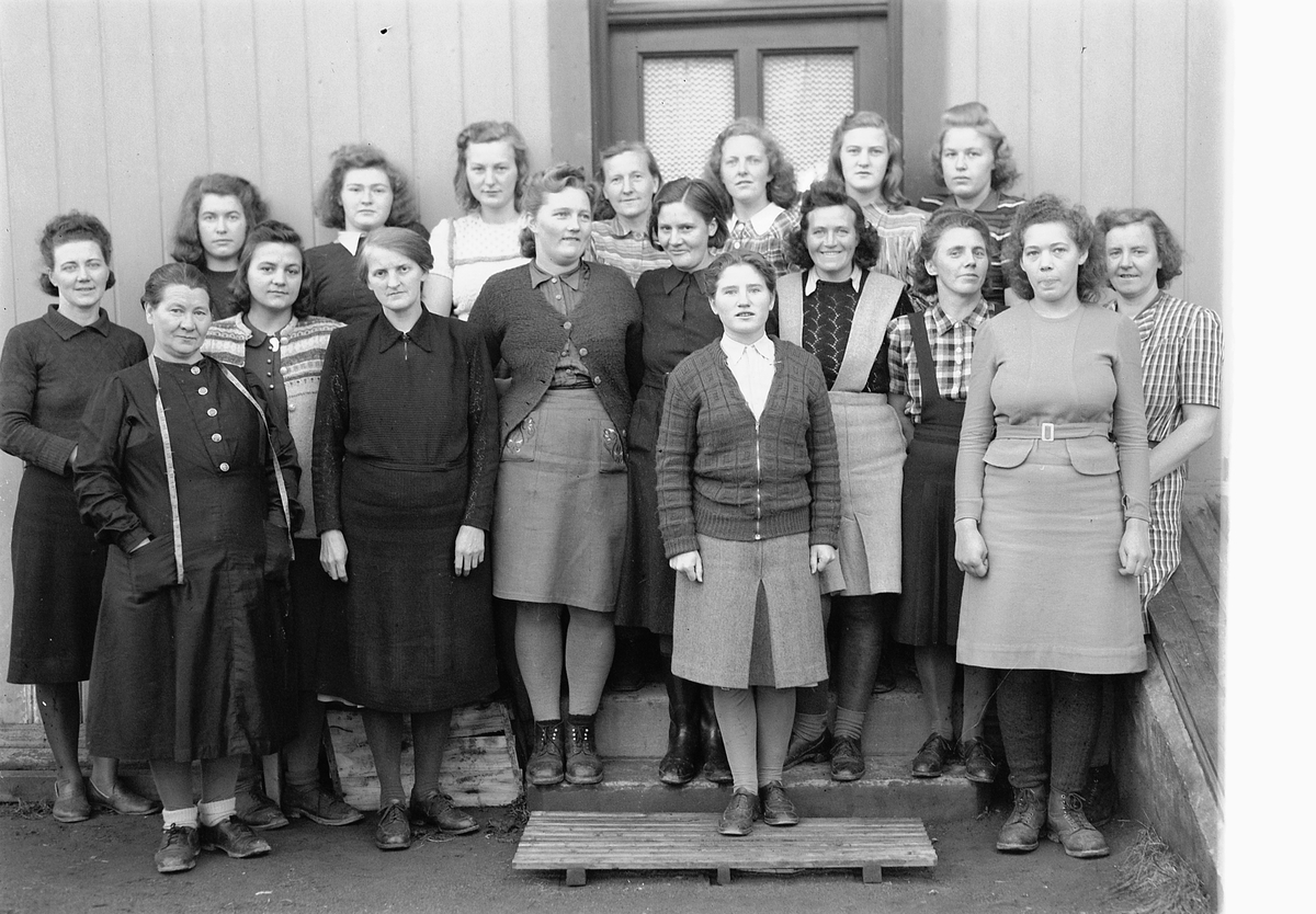 Håkon Prestkværn, SKARPSNO SKOLE i Moelv, Ringsaker, HUSHOLDNINGSKURS, GRUPPE KVINNER.