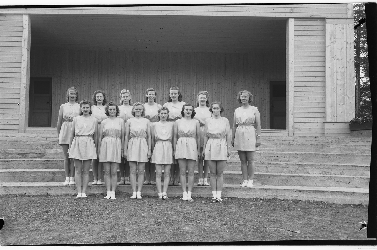 Håkon Prestkværn, MOELV TURNFORENING, TURNGRUPPE. DAMEGRUPPE. FORAN F. V. SYNNØVE NYBERG, INGRID KRISTIANSEN, ALFHILD ROSENBERG, RANDI ALSEN, RAGNHILD OLAFSEN, GERD HAGEN, 2. REKKE F. V. JORUNN ROSENBORG, ASTRID HAGEN, RUTH HOLMSTRØM, MARIE RUUD, KARIN BJØRKLUND, VALBORG RØNNING, INSTRUKTØR ANNE FALKENHAUG.