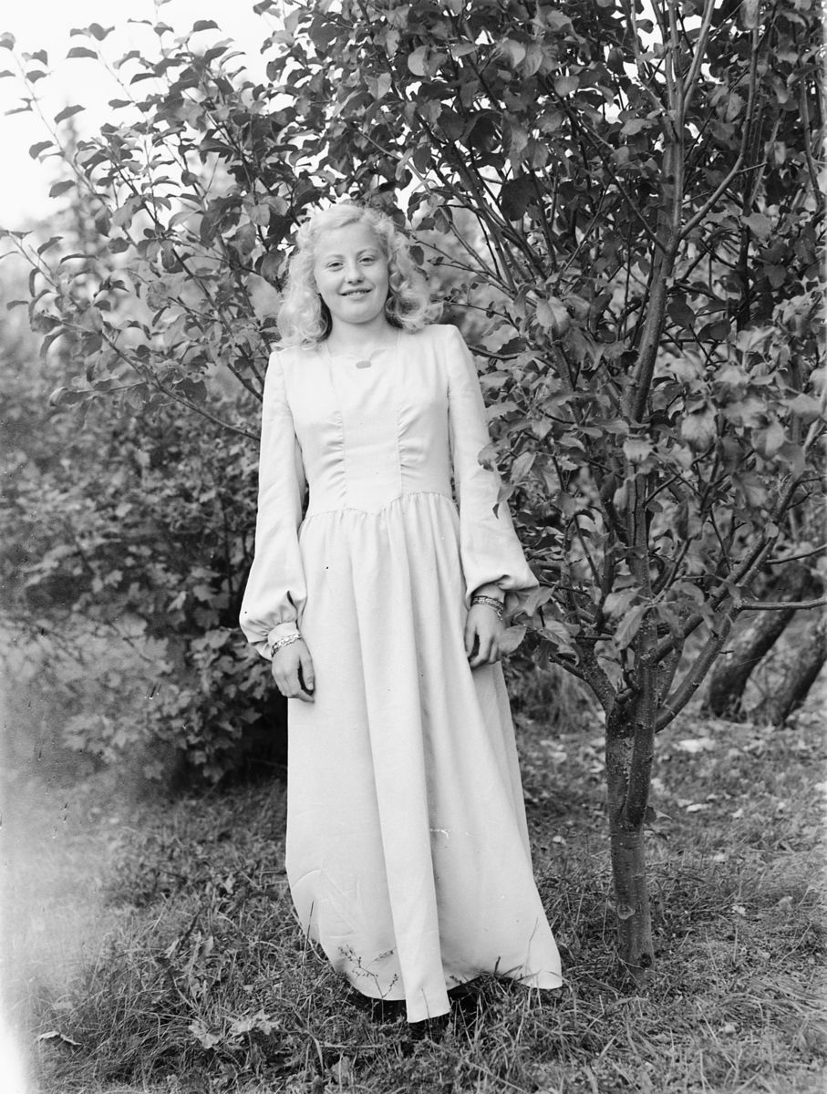 Håkon Prestkværn, KONFIRMANT I KJOLE, 1947.