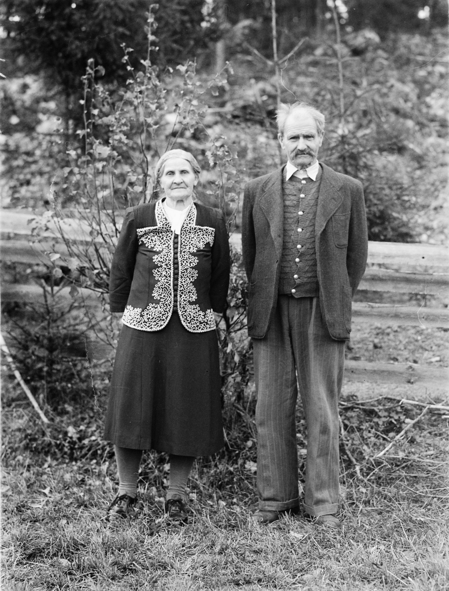 Håkon Prestkværn, Peder N. Langgård og Anna Langgård (født Andreasdatter Nysveen). Foto tatt 5. oktober 1947 ved konfirmasjonen til Anne Karoline Langgård på Nedre Langgård i Næroset.