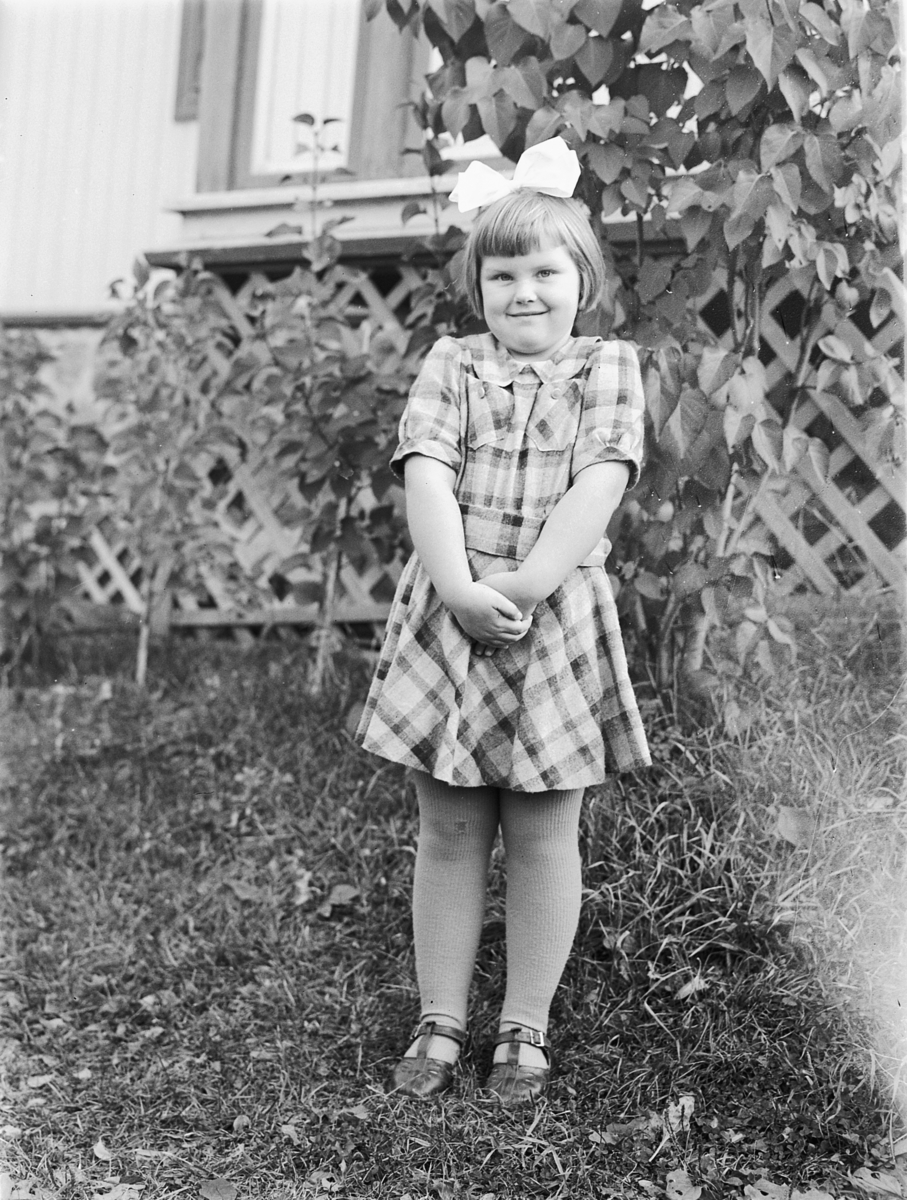 Håkon Prestkværn, Anne-Marie Elvsveen, Lagmannsveen, Moelv, barneportrett, kjole, sløyfe i håret.