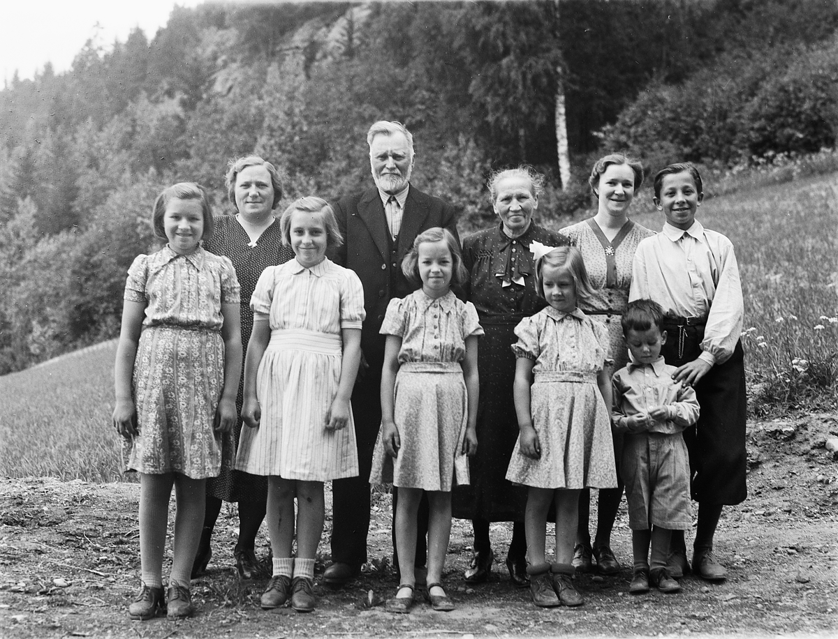 Håkon Prestkværn, FAMILIE, GRUPPE 8, Johannes og Berthe Lundsveen omkranset av noen barn og barnebarn på Rise, Ring.