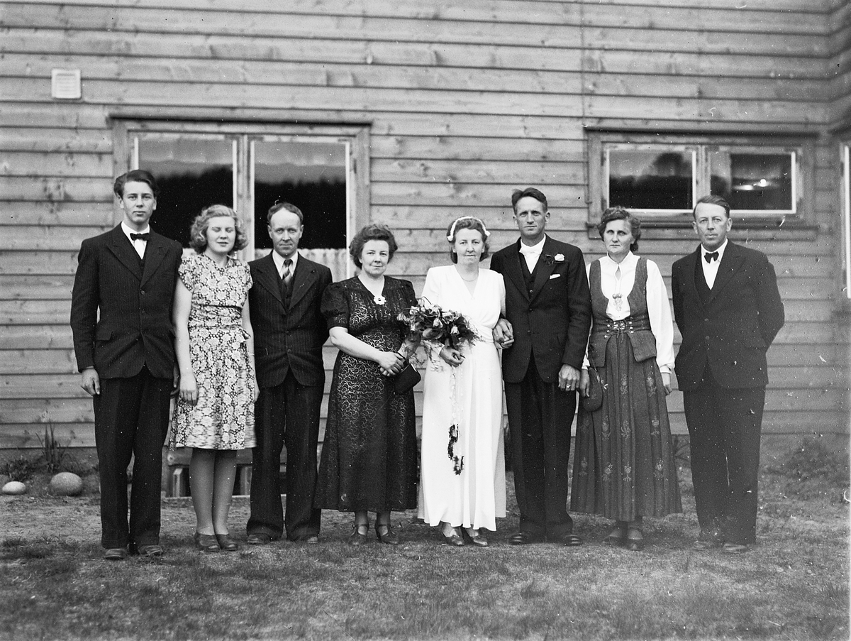 Håkon Prestkværn, BRUDEPAR, FAMILIEGRUPPE, TANGEN, 1947.
