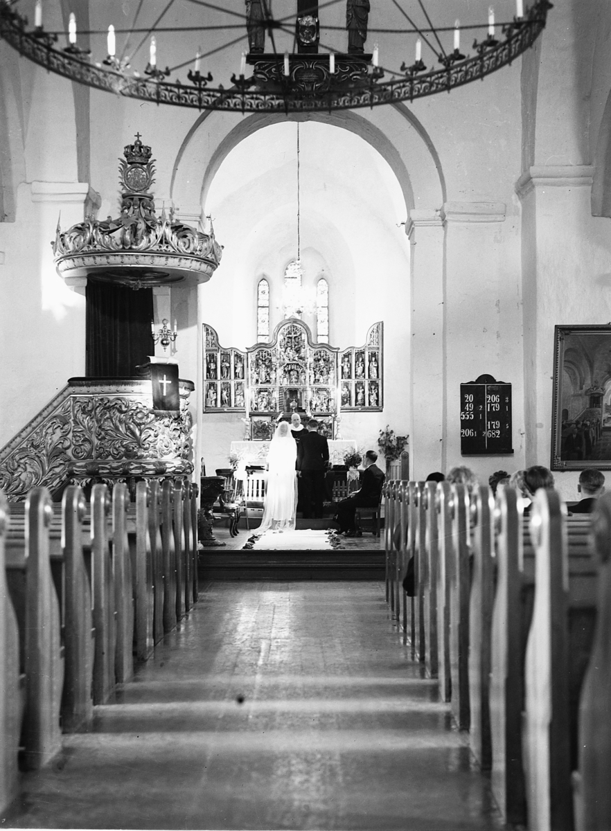 Håkon Prestkværn, Vielse i Ringsaker kirke, brudeparet Haug.