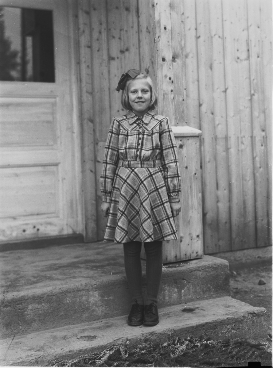 Håkon Prestkværn, Ukjent jente i kjole, hårsløyfe. Bestiller Harald Bøversveen, 1947.