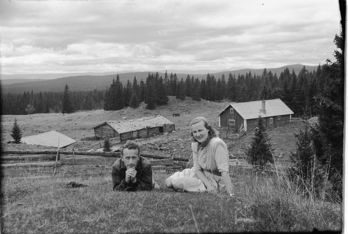 Håkon Prestkværn, Ukjent kvinne og mann foran en seter.