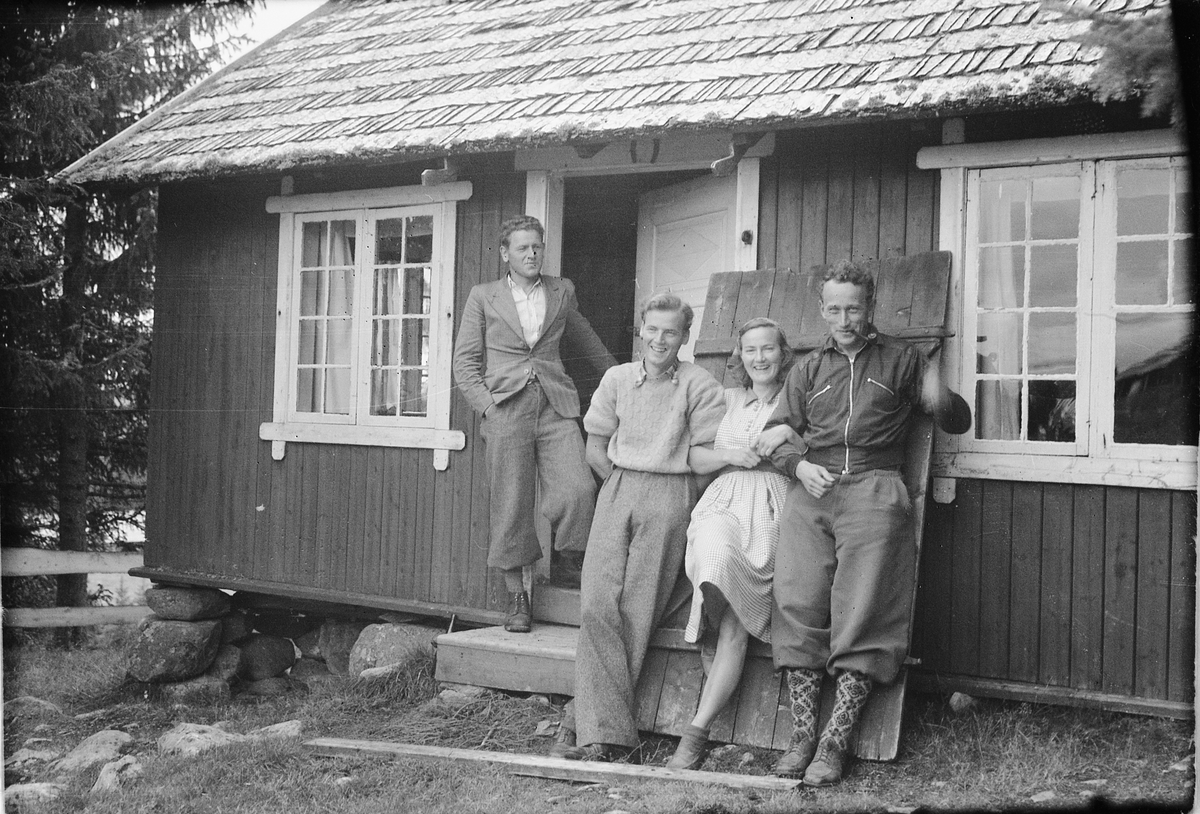 Håkon Prestkværn, Ukjente menn og ukjent kvinne utenfor hytte.