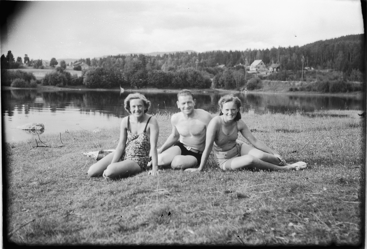 Håkon Prestkværn, To kvinner i badedrakt og mann i badeshorts.