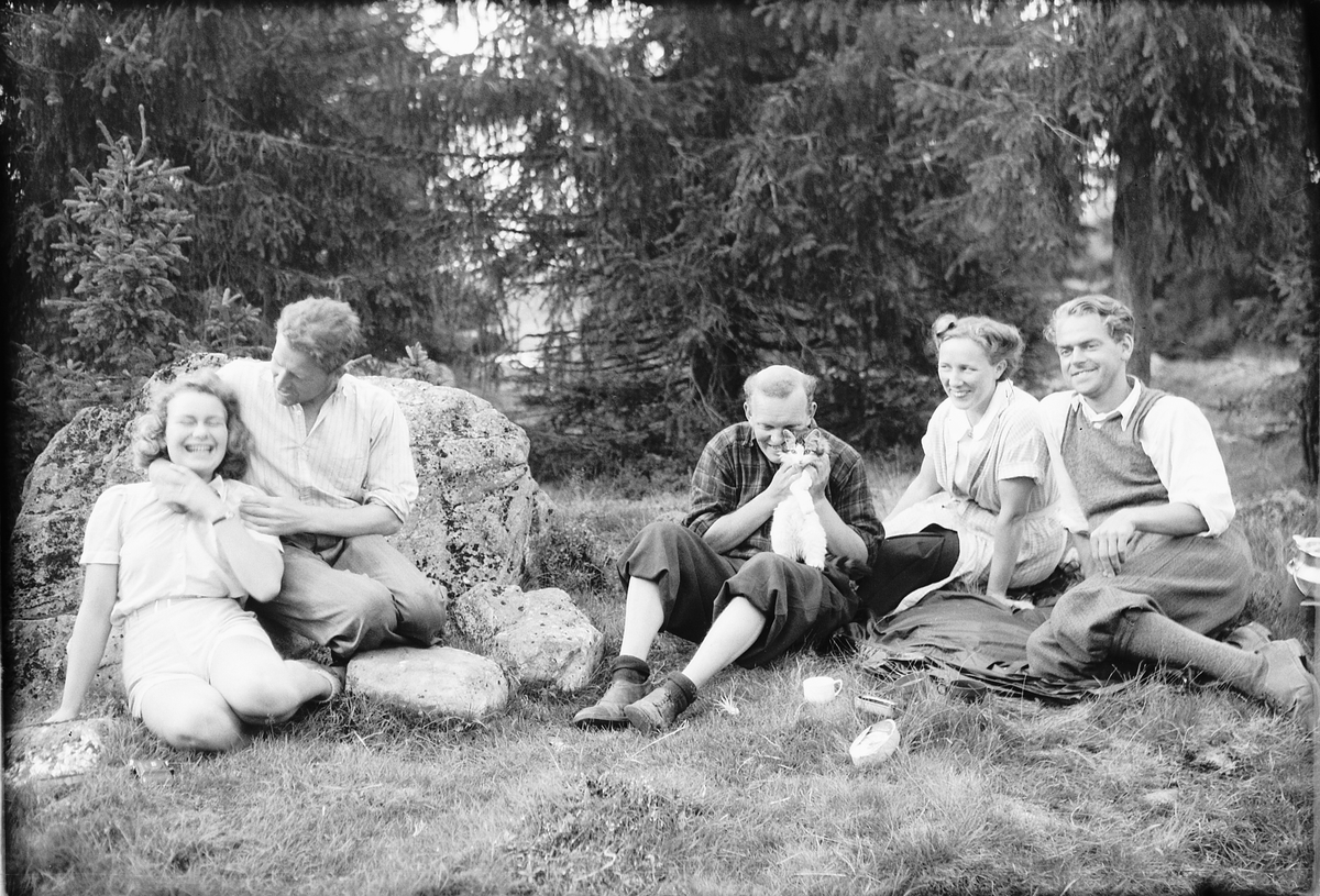 Håkon Prestkværn, Ukjente menn og kvinner med en kattunge ute i skogen.