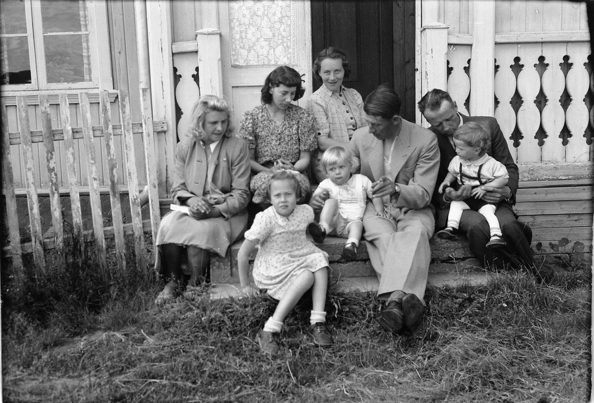 Håkon Prestkværn, Ukjent familie på trappa ved inngangen til hus.