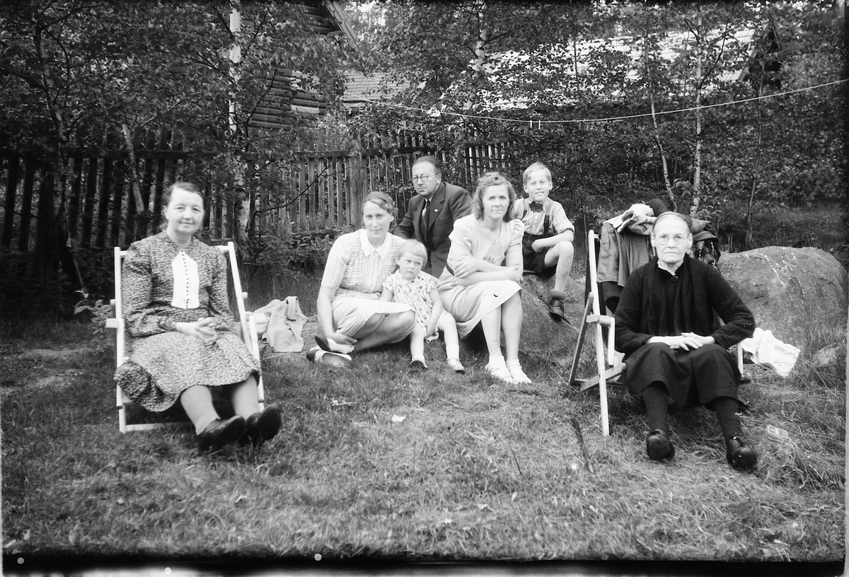 Håkon Prestkværn, Familiegruppe i hagen.