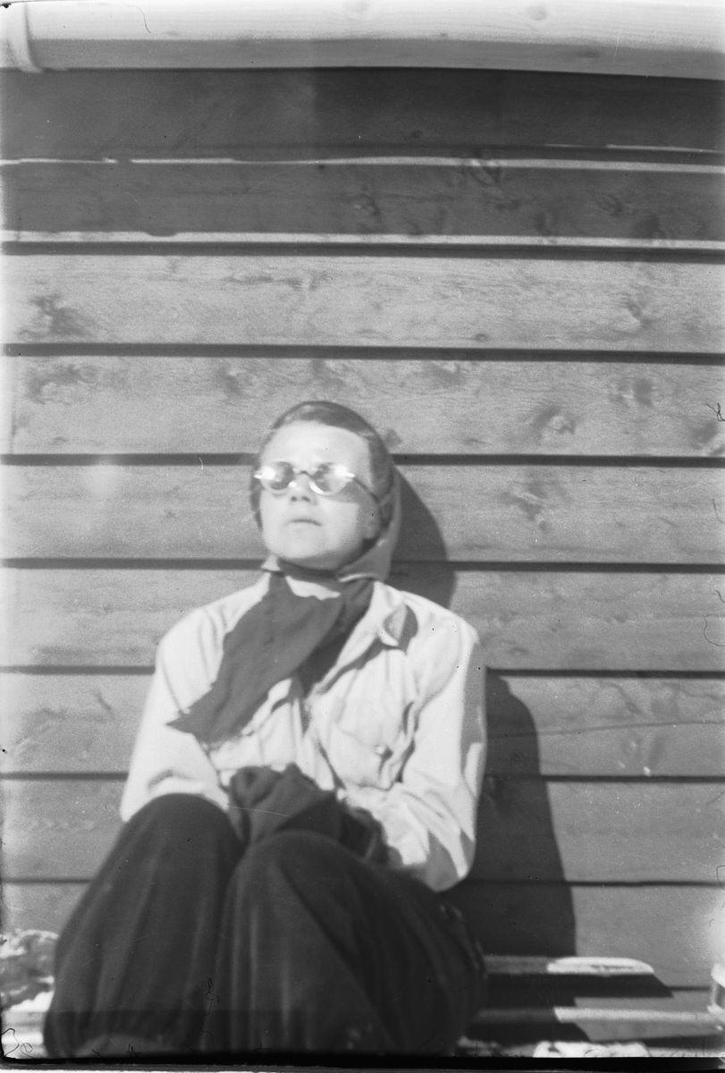 Håkon Prestkværn, Ukjent dame soler seg med solbriller.