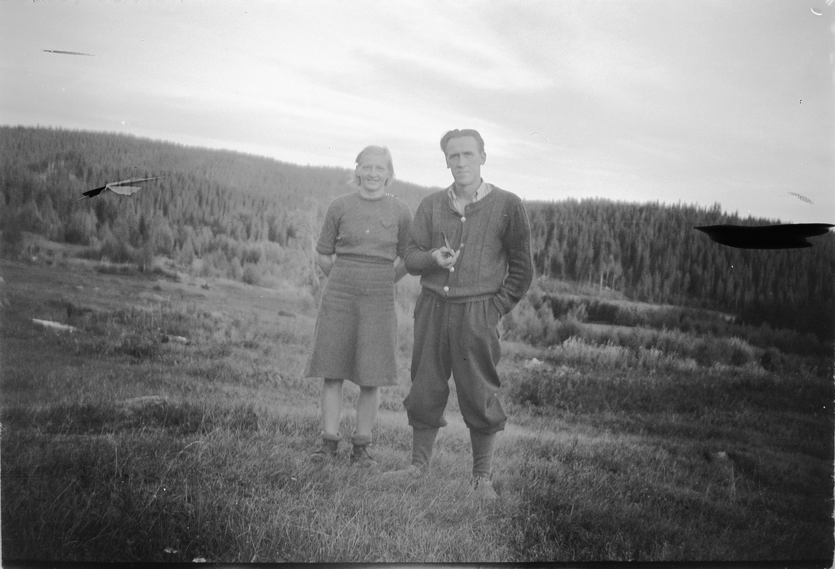 Håkon Prestkværn, Ukjent kvinne og mann i skoglandskap.