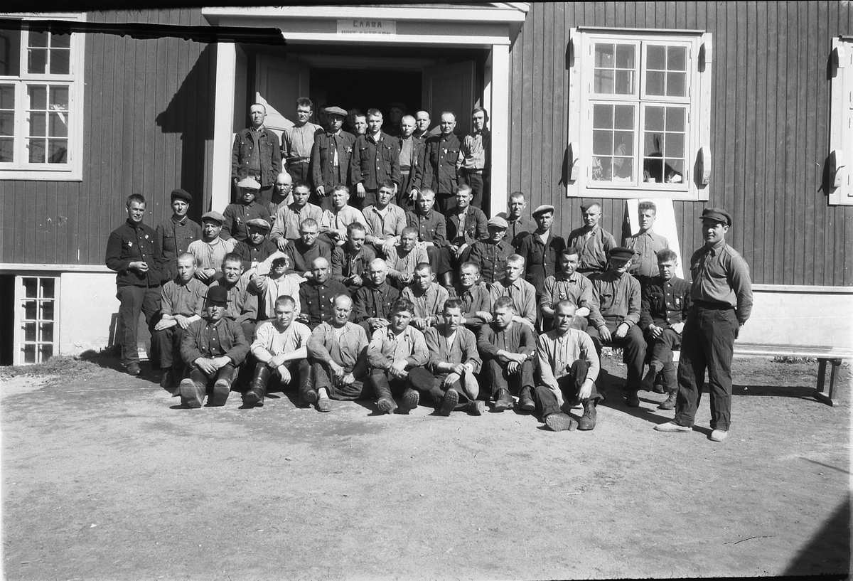 Håkon Prestkværn, RUSSISKE KRIGSFANGER, RINGSAKER UNGDOMSLOKALE, 7/6-1945. DET SIES AT DE PÅ DENNE DAGEN HADDE BESØK AV TO RUSSISKE DAMER FRA HAMAR MADAM LISOVSKAJA OG MADAM SCHILLINGSKAJA, TO RUSSISKE ADELSDAMER SOM RØMTE UNDER REVOLUSJONEN OG ENDTE PÅ HAMAR SOM MUSIKKPEDAGOGER.