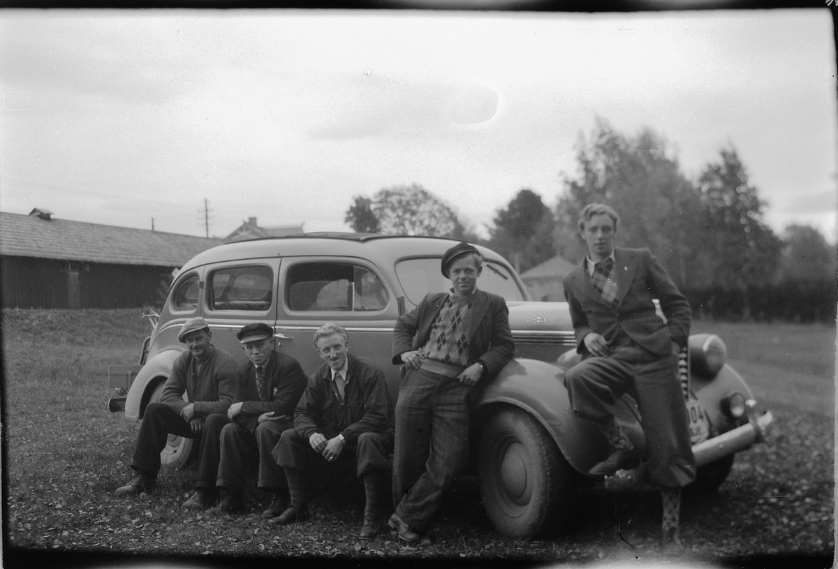 Håkon Prestkværn, DESOTO 1938 DROSJE, 7-SETER MED SOLTAK. SJÅFØRER. AV REG. NR. VISES BARE DE TO SISTE SIFFER: 04. IFLG HVEM EIER BILEN 1948 VAR D-3004 DESOTO DROSJE, EIER GUNVALD ULVEN, MOELV.