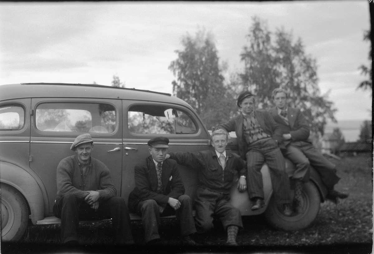 Håkon Prestkværn, DESOTO 1938 DROSJE, 7-SETER MED SOLTAK. SJÅFØRER. AV REG. NR. VISES BARE DE TO SISTE SIFFER: 04. IFLG HVEM EIER BILEN 1948 VAR D-3004 DESOTO DROSJE, EIER GUNVALD ULVEN, MOELV.