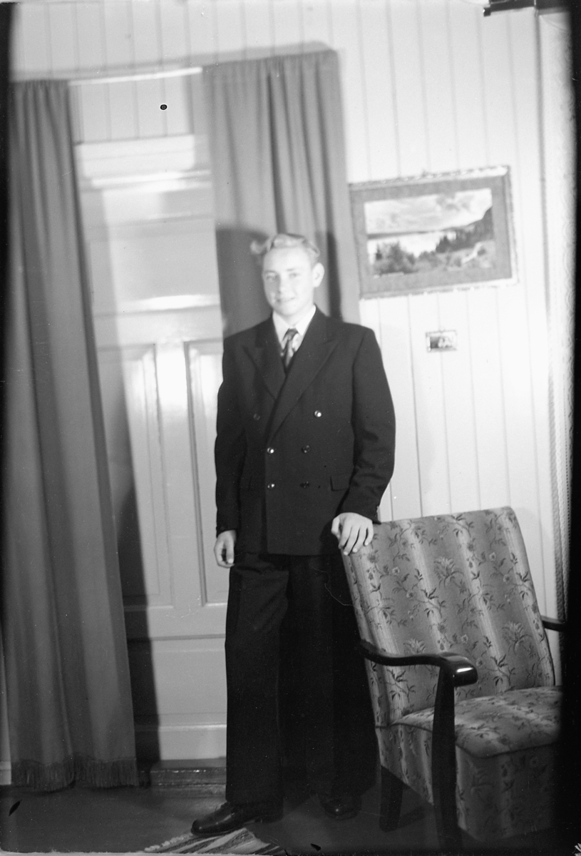 Håkon Prestkværn, Interiør, stue. Ukjent gutt i dress.