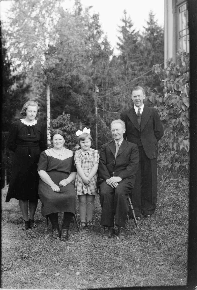 Håkon Prestkværn, Familiegruppe, kvinner, menn og jente.