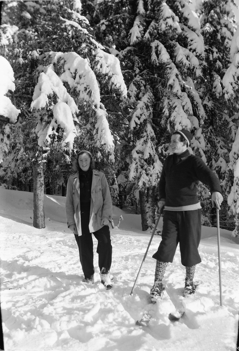 Håkon Prestkværn, Ukjent kvinne og mann på skitur i skogen.