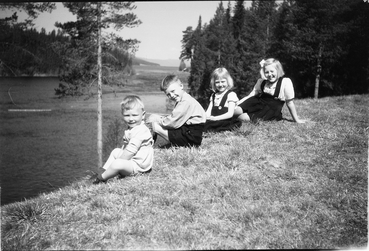 Håkon Prestkværn, Ukjente barn sitter i gresset foran ukjent elv.