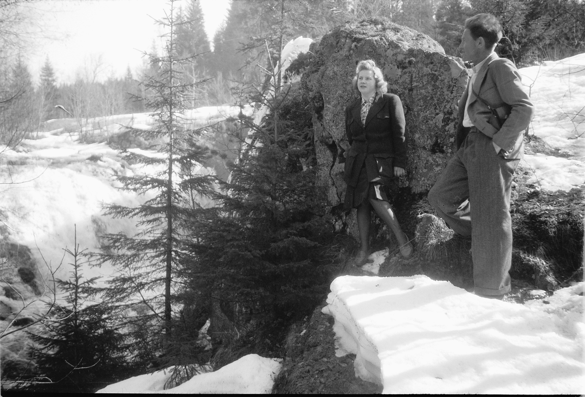 Håkon Prestkværn, Ukjent kvinne og mann i skogen.