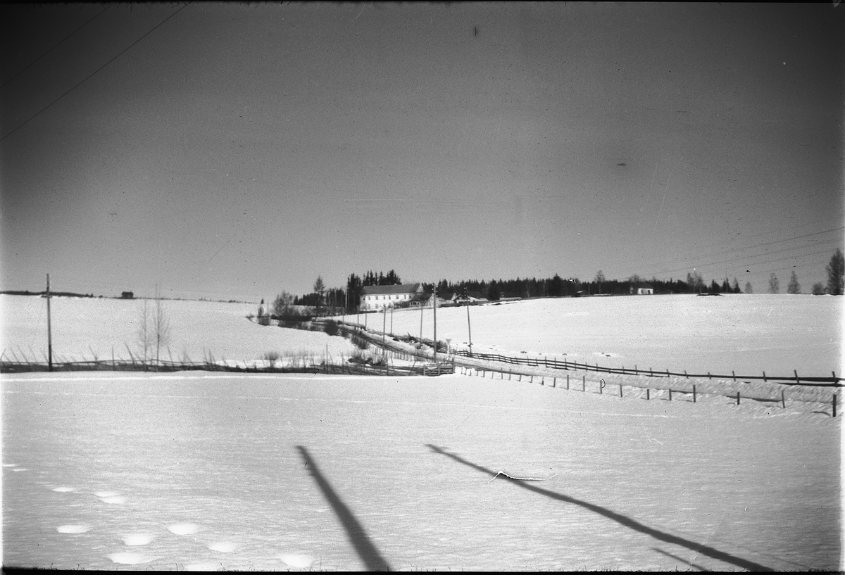 Håkon Prestkværn, Vinterlandskap. Furnes kvinneklinikk i bakgrunnen. Området mellom Nydalen og Bergshøgda i Ringsaker.