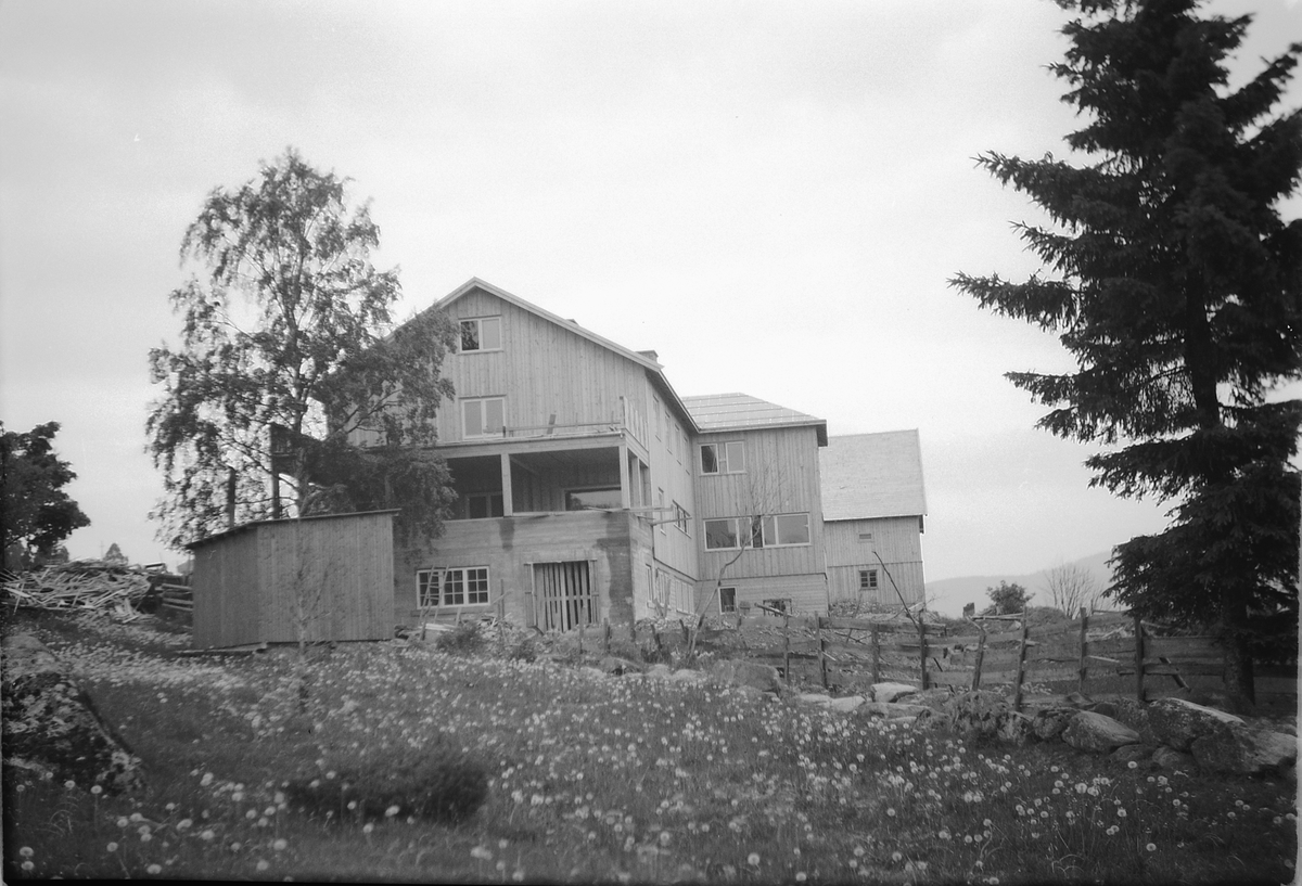 Håkon Prestkværn, Solbjør, gnr 348 i Ringsaker, nybygget ca. 1950.