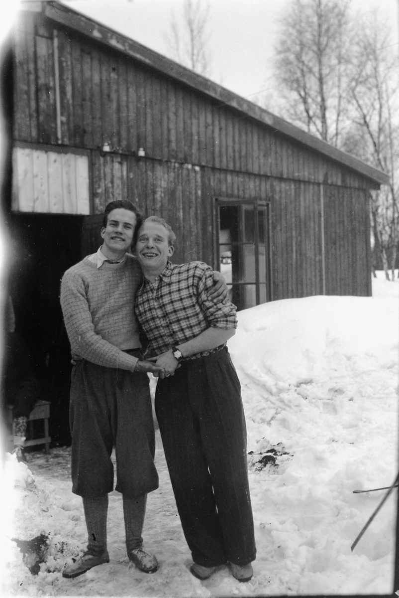 Håkon Prestkværn, To menn / gutter foran et hus. Kåre Karlsen til venstre. Den andre er ukjent.