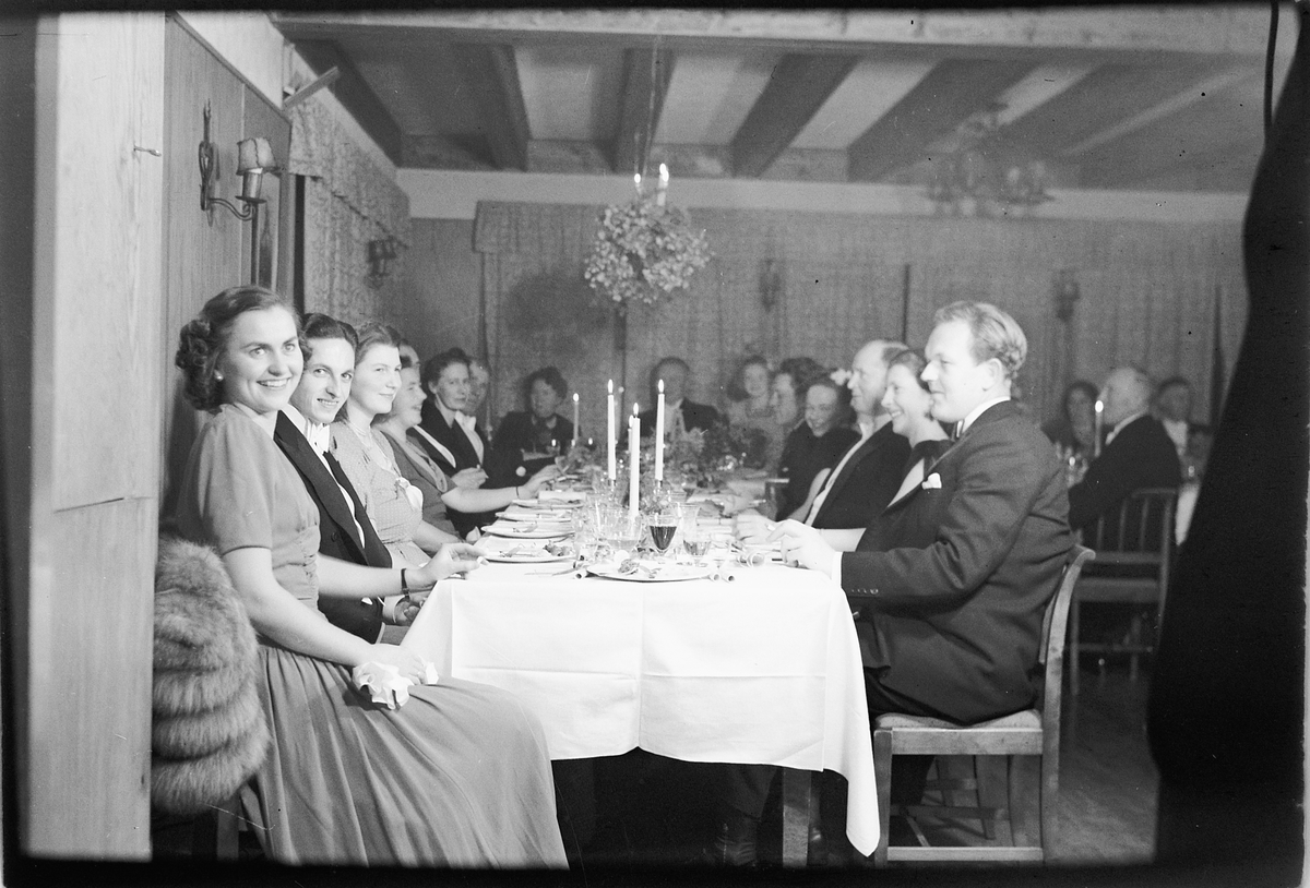 Håkon Prestkværn, Arendal, sølvbryllup. Gjester sitter til bords.