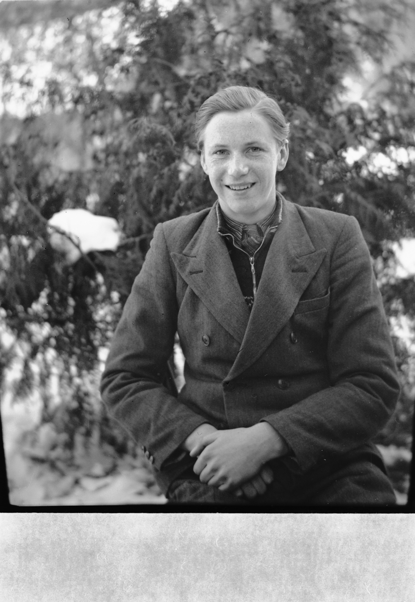 Håkon Prestkværn, Ukjent kvinne i jakke.