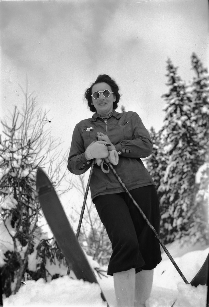 Håkon Prestkværn, Ingeborg Haugen på skitur i skogen.