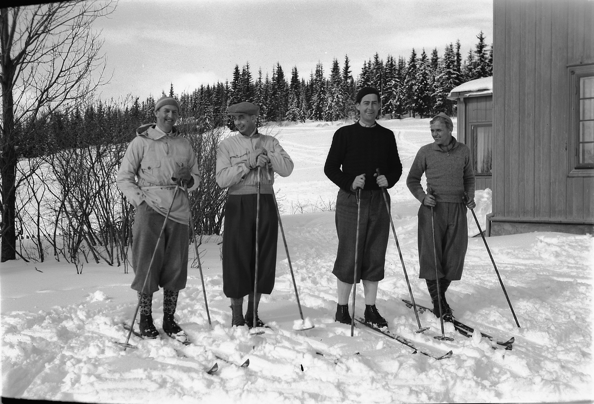 Håkon Prestkværn, Ukjent gruppe menn på skitur i nikkers og anorakk.