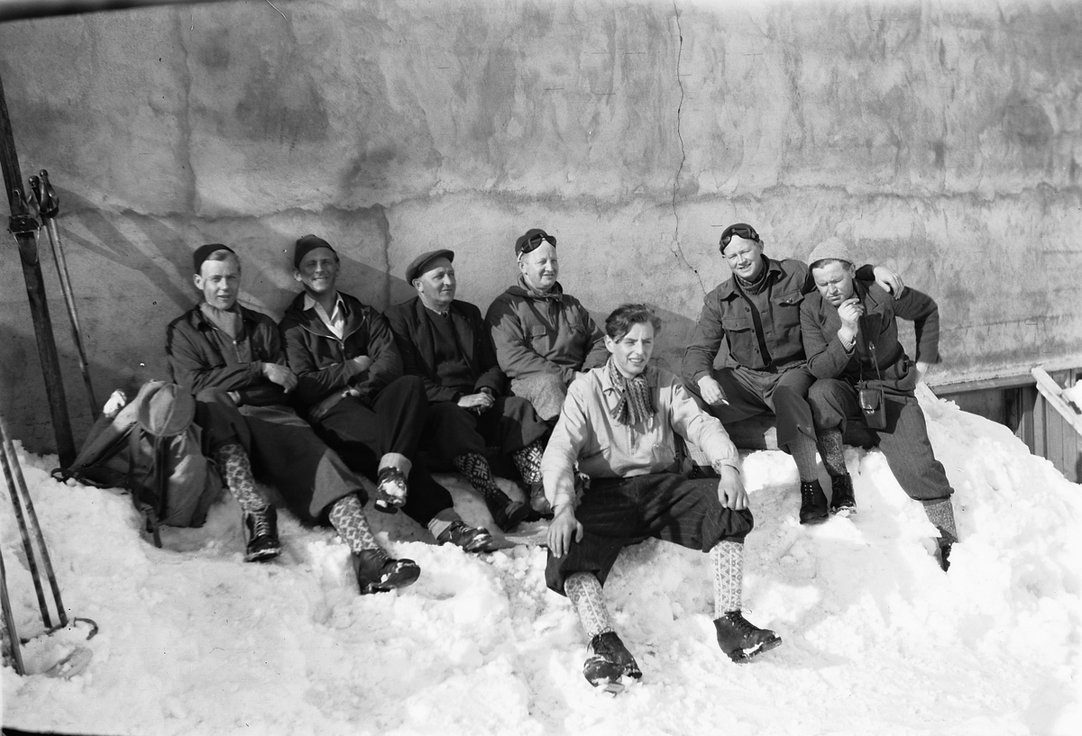 Håkon Prestkværn, Ukjent gruppe menn på skitur i nikkers og med sekker.