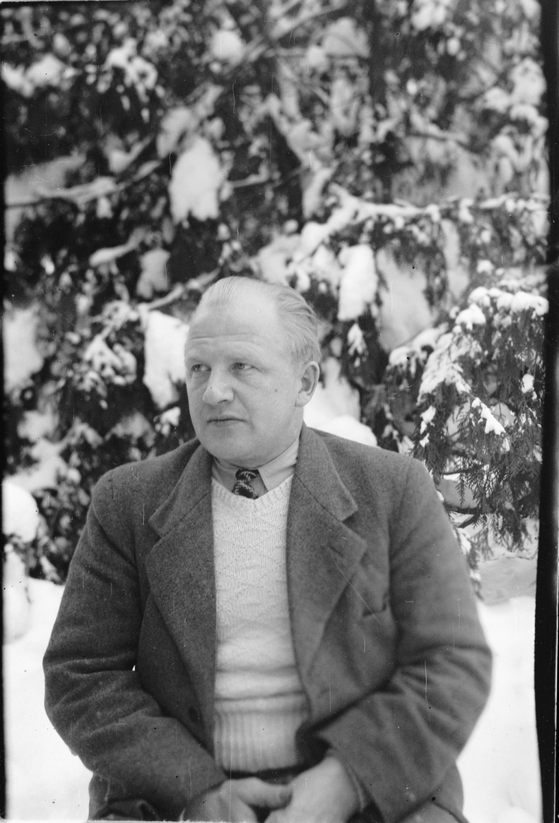 Håkon Prestkværn, Ukjent mann foran snødekt grantre.