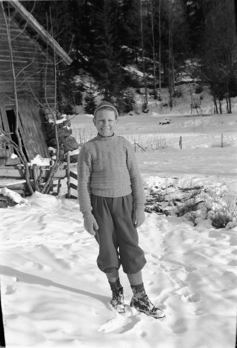 Håkon Prestkværn, Eksteriør, vinter. Ukjent gutt foran et hus.