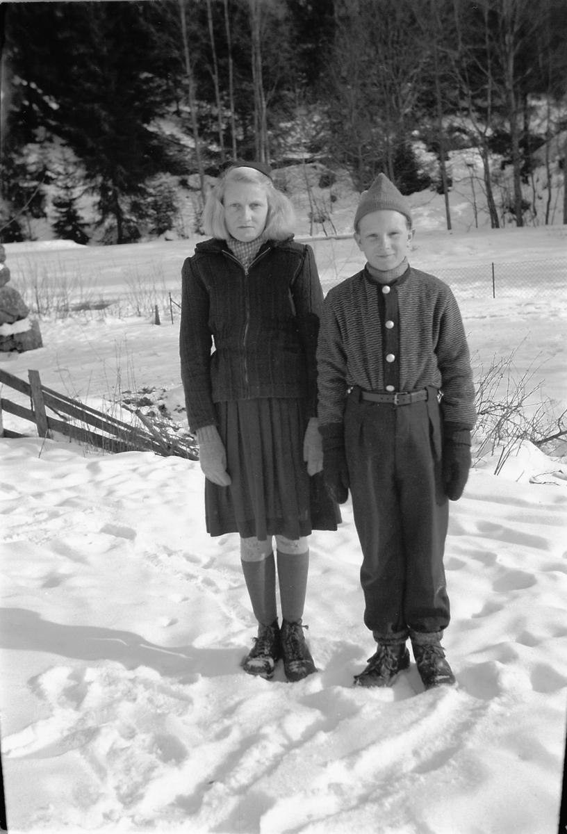 Håkon Prestkværn, Eksteriør, vinter. Ukjent jente og gutt på gårdsplass.
