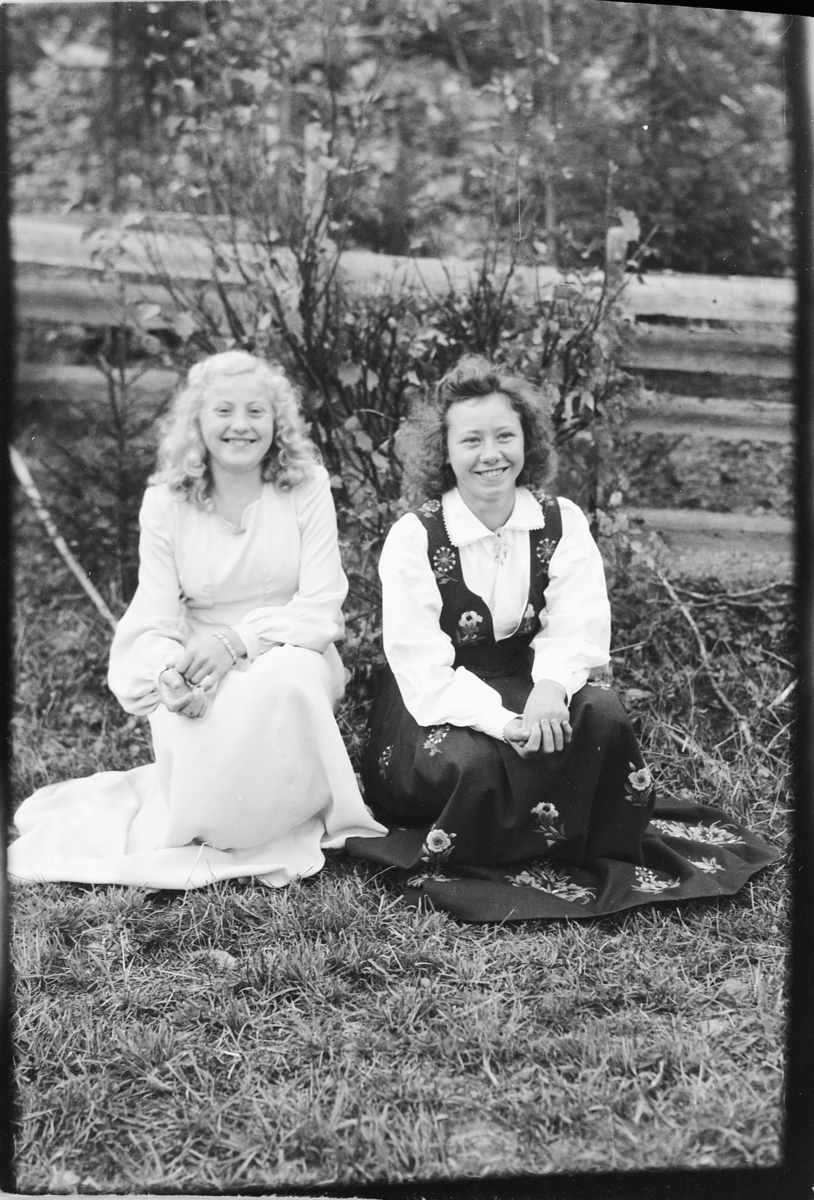 Håkon Prestkværn, Anne Karoline Langgård og Aud Langgård. Foto tatt 5. oktober 1947 ved konfirmasjonen til Anne Karoline Langgård på Nedre Langgård i Næroset.
