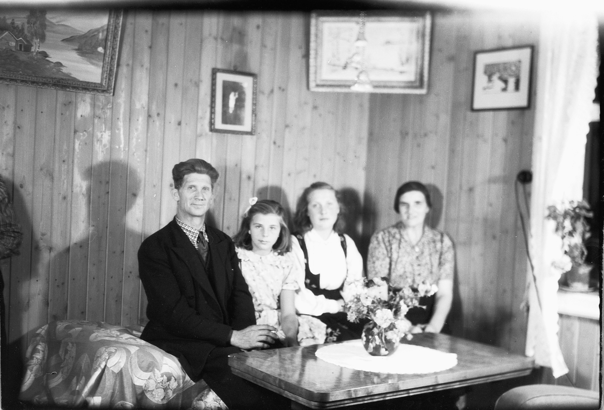 Håkon Prestkværn, Interiør, stue. Familien Bøverdalen.
