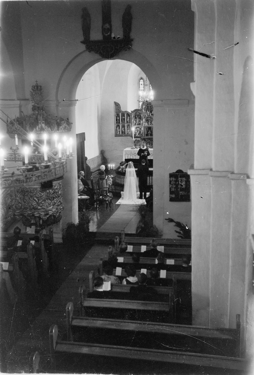 Håkon Prestkværn, Bryllup i Ringsaker kirke. Agnes Berg (Solber) under vielsen.
