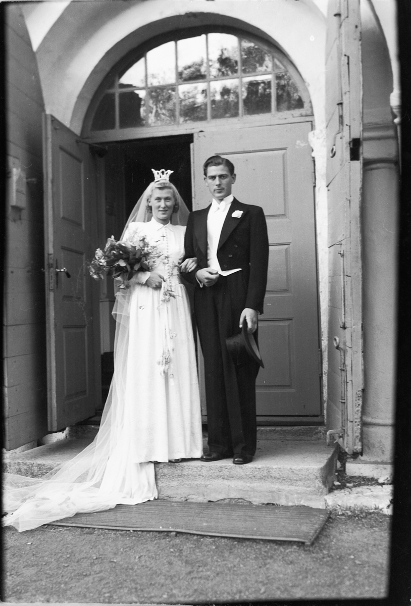 Håkon Prestkværn, Bryllup i Ringsaker kirke. Brudeparet på vei ut av kirken.